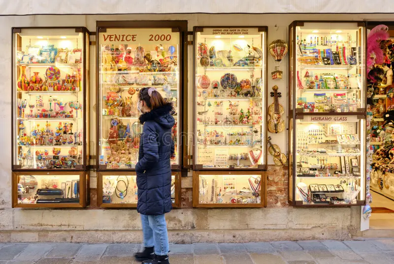 vitrine tipica de lembranca e loja presentes em veneziana italiana murano